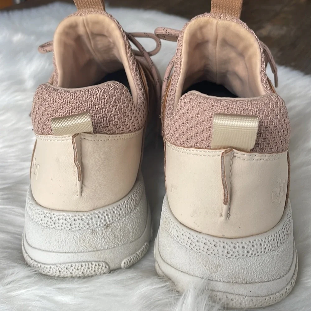 OTBT unison sneaker salmon blush EUC‎ Size 9